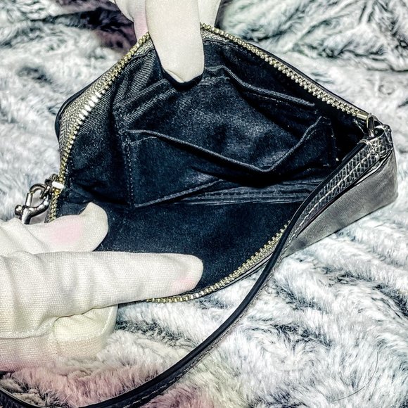 NWOT - COACH SILVER/GUNMETAL CORNER ZIP WRISTLET IN CROSSGRAIN LEATHER (F53429) - Picture 3 of 3